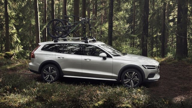 Schwedischer Geländekombi: Serienmäßig mit Allradantrieb und mehr Bodenfreiheit bringt Volvo den V60 Cross Country auf den Markt. Schwedischer Geländekombi: Serienmäßig mit Allradantrieb und mehr Bodenfreiheit bringt Volvo den V60 Cross Country auf den Markt.