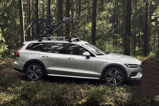 Schwedischer Geländekombi: Serienmäßig mit Allradantrieb und mehr Bodenfreiheit bringt Volvo den V60 Cross Country auf den Markt.