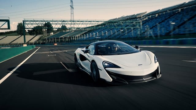 Ab auf die Piste: Einen für Rennstreckenausflüge optimierten Sportwagen bringt McLaren mit dem 600LT im November in den Handel. Ab auf die Piste: Einen für Rennstreckenausflüge optimierten Sportwagen bringt McLaren mit dem 600LT im November in den Handel.