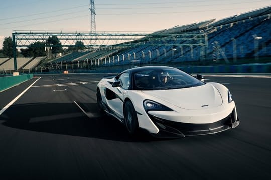 Ab auf die Piste: Einen für Rennstreckenausflüge optimierten Sportwagen bringt McLaren mit dem 600LT im November in den Handel.