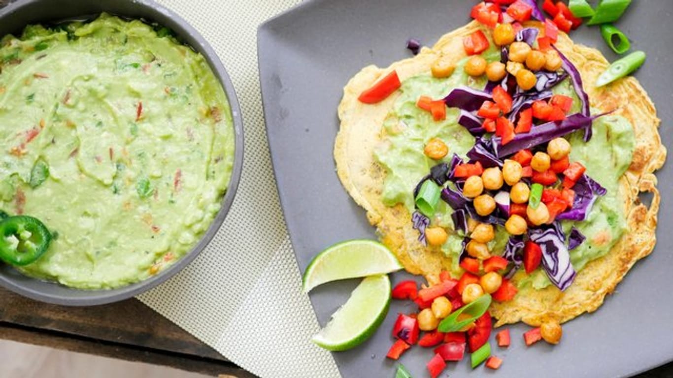 Tortillas lassen sich auch aus Kichererbsenmehl backen - schön proteinreich und obendrein noch glutenfrei.