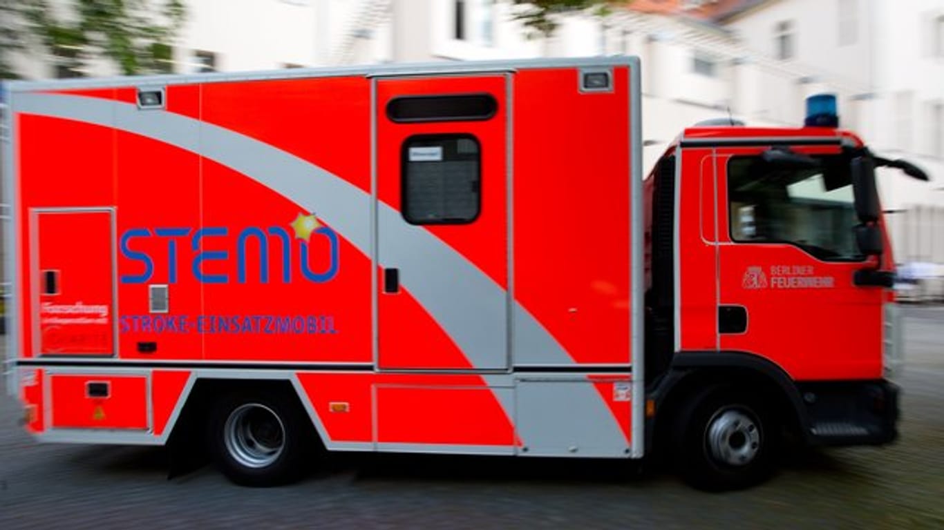 Mittlerweile gibt es in manchen Städten wie hier in Berlin speziell ausgestattete Krankenwagen für Schlaganfall-Patienten, sogenannte Stroke-Einsatz-Mobile (STEMO).