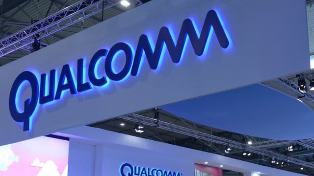 Schriftzug des Chipkonzerns Qualcomm, aufgenommen auf dem Mobile World Congress in Barcelona. Schriftzug des Chipkonzerns Qualcomm, aufgenommen auf dem Mobile World Congress in Barcelona.