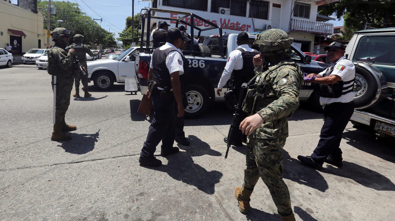 Acapluco: Mexikanische Soldaten eskortieren entwaffnete Polizisten in dem Touristenort.