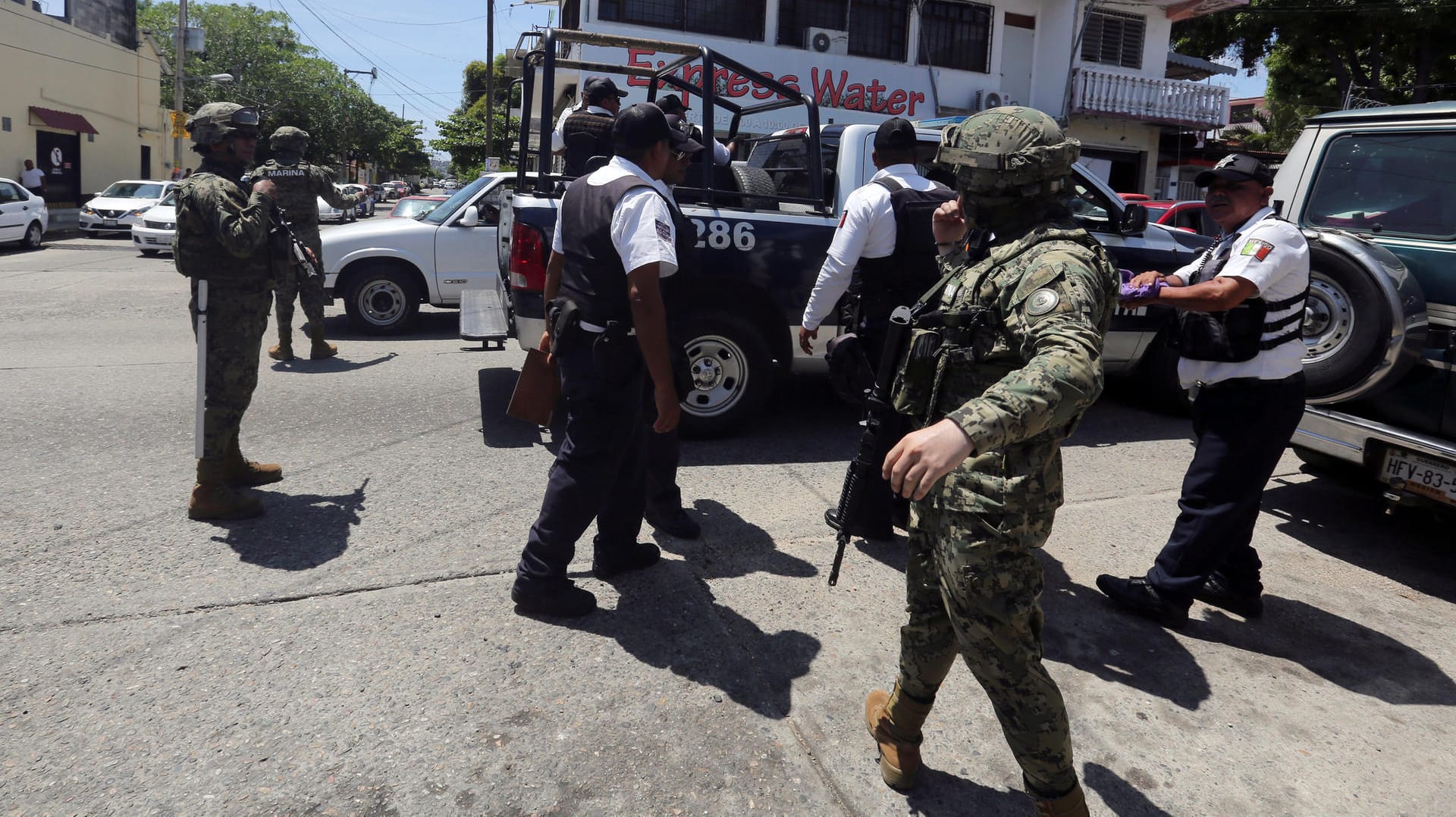 Acapluco: Mexikanische Soldaten eskortieren entwaffnete Polizisten in dem Touristenort.