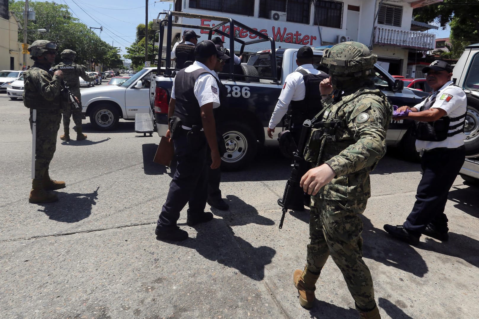 Acapluco: Mexikanische Soldaten eskortieren entwaffnete Polizisten in dem Touristenort.