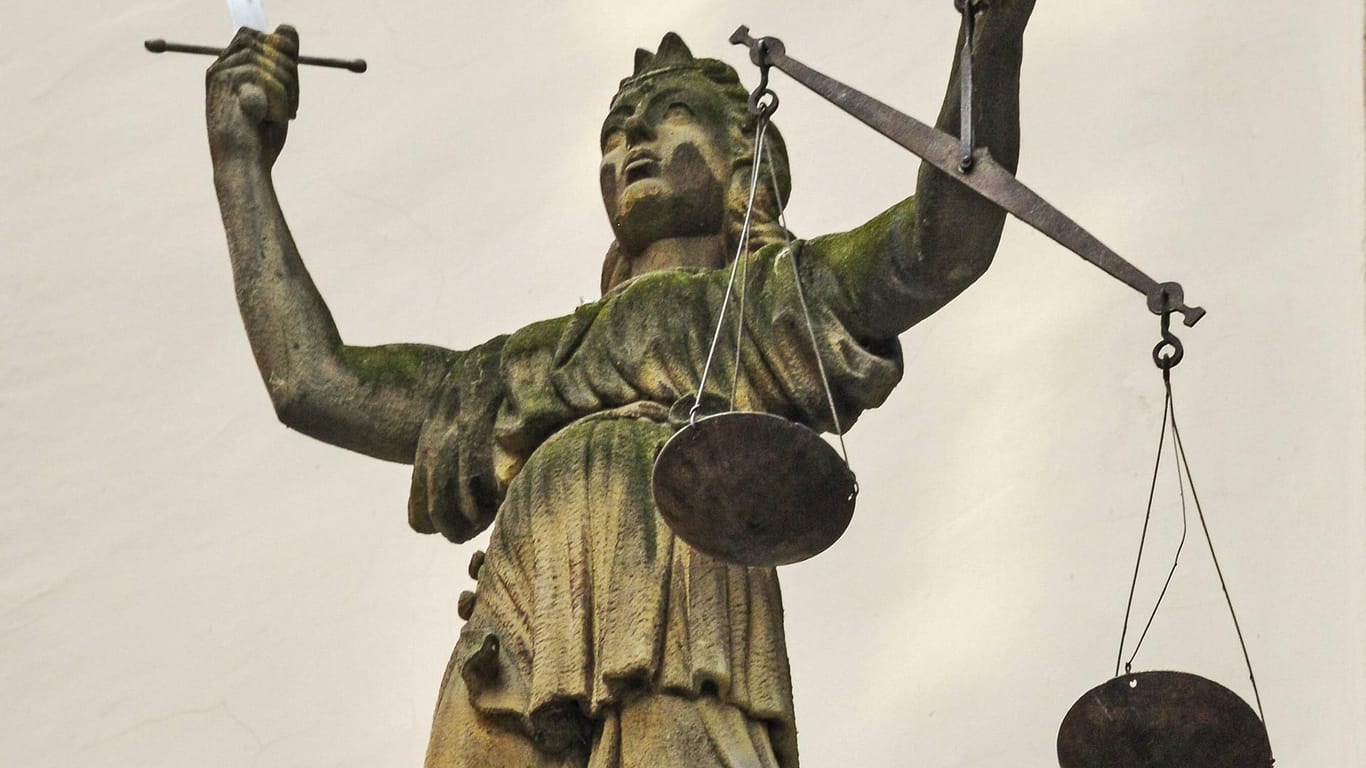 Justitia mit Waage und Schwert: Das Sozialgericht Münster hat kürzlich über einen ungewöhnlichen Antrag entscheiden müssen.