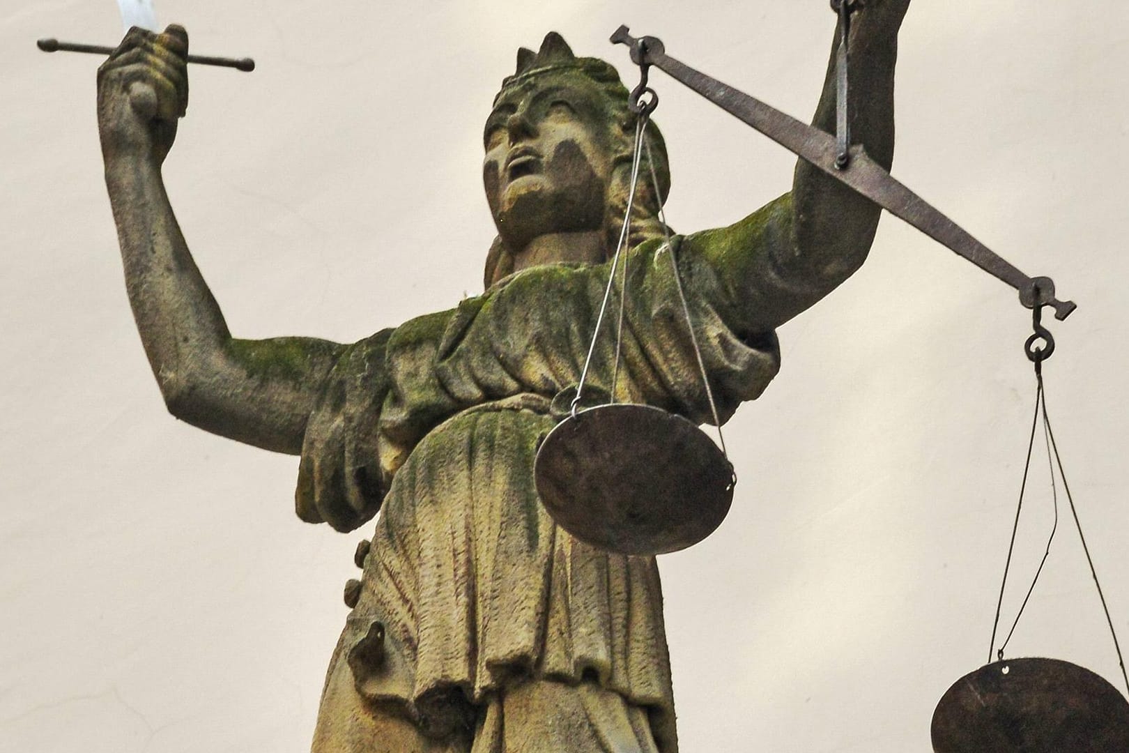 Justitia mit Waage und Schwert: Das Sozialgericht Münster hat kürzlich über einen ungewöhnlichen Antrag entscheiden müssen.