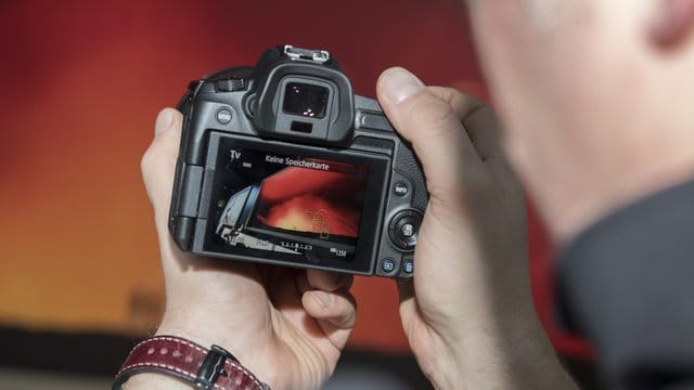 Canon EOS R: Das Gerät ist primär auf Touchscreen-Bedienung ausgelegt.