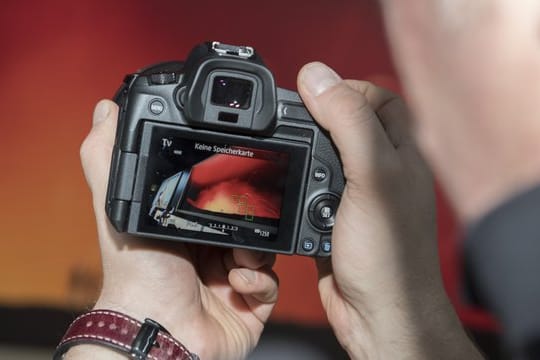 Canon EOS R: Das Gerät ist primär auf Touchscreen-Bedienung ausgelegt.
