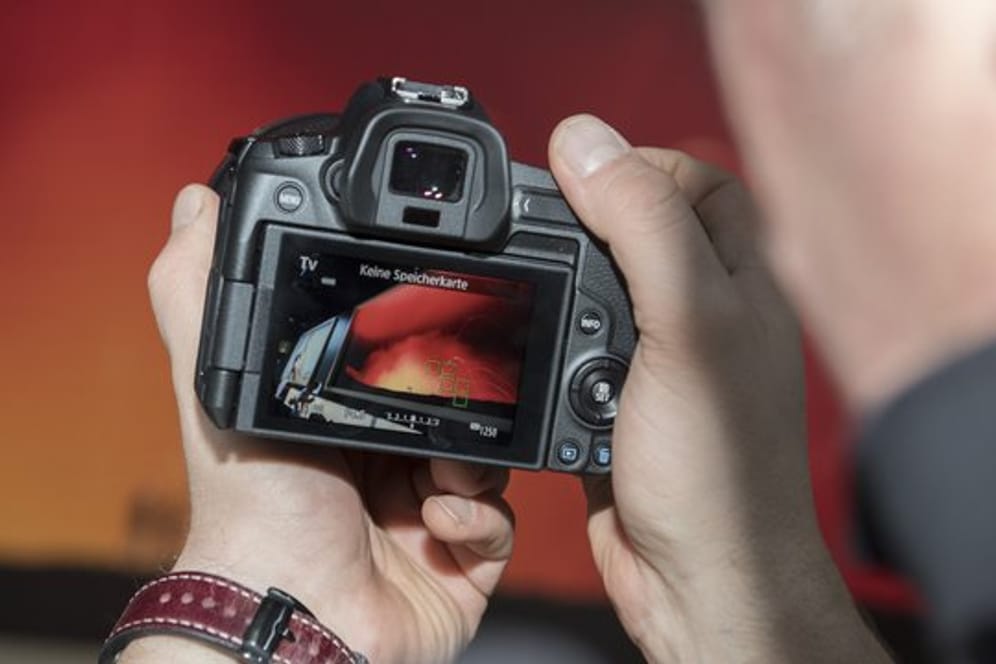 Canon EOS R: Das Gerät ist primär auf Touchscreen-Bedienung ausgelegt.