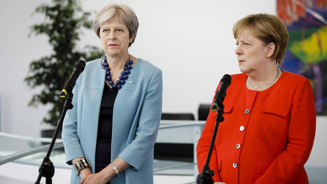 Premierministerin Theresa May und Bundeskanzlerin Angela Merkel: Die deutsche Regierung ruft die Finanzbranche auf, sich für den Fall eines ungeordneten Brexit zu wappnen.