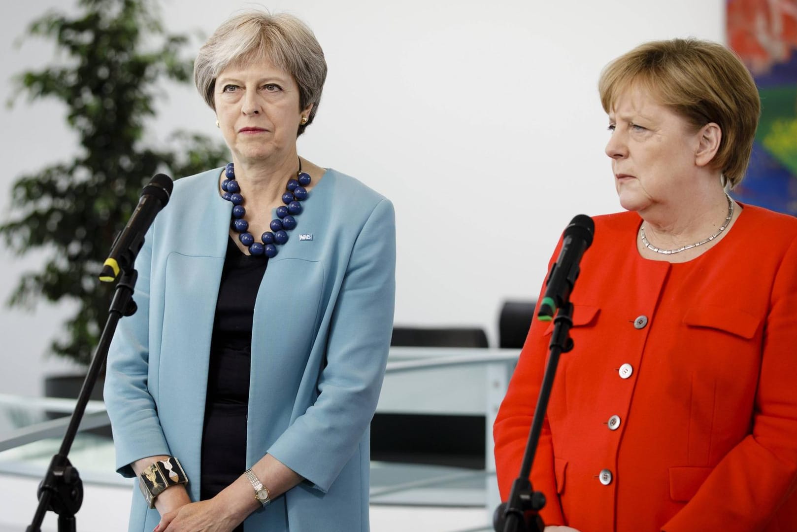 Premierministerin Theresa May und Bundeskanzlerin Angela Merkel: Die deutsche Regierung ruft die Finanzbranche auf, sich für den Fall eines ungeordneten Brexit zu wappnen.