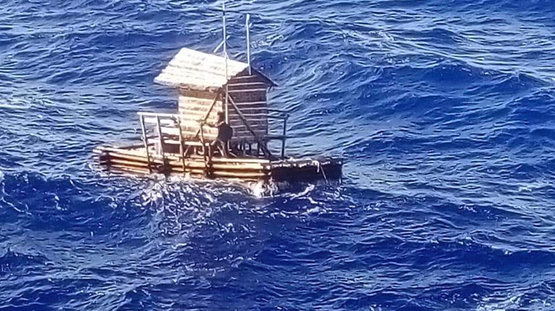 Eine Fischerhütte auf dem Meer: Da während eines Sturms das Verankerungsseil gerissen ist, musste der 19-Jährige wochenlang auf dieser hölzernen Fischfalle ausharren.