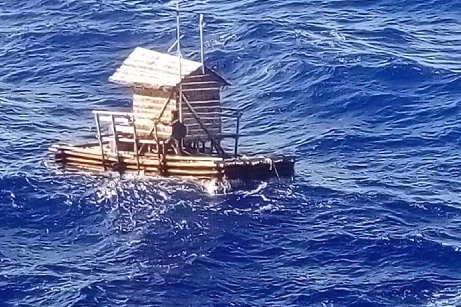 Eine Fischerhütte auf dem Meer: Da während eines Sturms das Verankerungsseil gerissen ist, musste der 19-Jährige wochenlang auf dieser hölzernen Fischfalle ausharren.