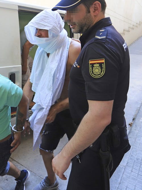 Ein Polizist führt Jan Ullrich auf Mallorca ab.