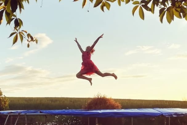 Mädchen auf Trampolin