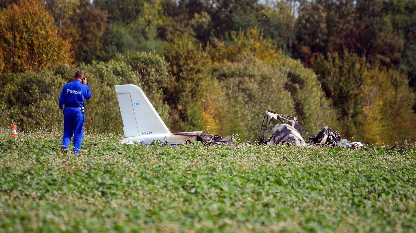 Ein Polizist am Unfallort: Bei Alkersleben ist ein Kleinflugzeug abgestürzt.