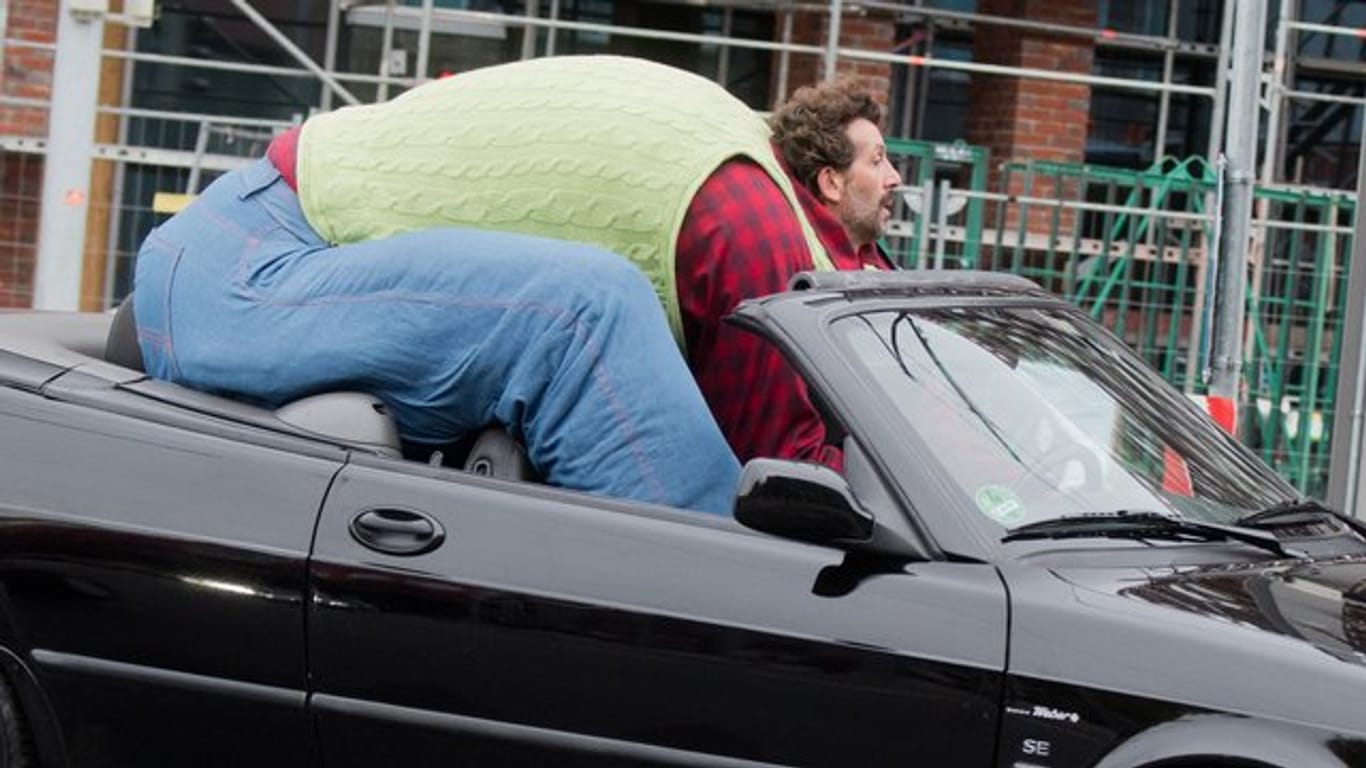 Nur ein Werbespot: Ein Schauspieler im Kostüm eines stark übergewichtigen und riesigen Autofahrers sorgte in der Innenstadt von Hannover für ungläubiges Staunen.
