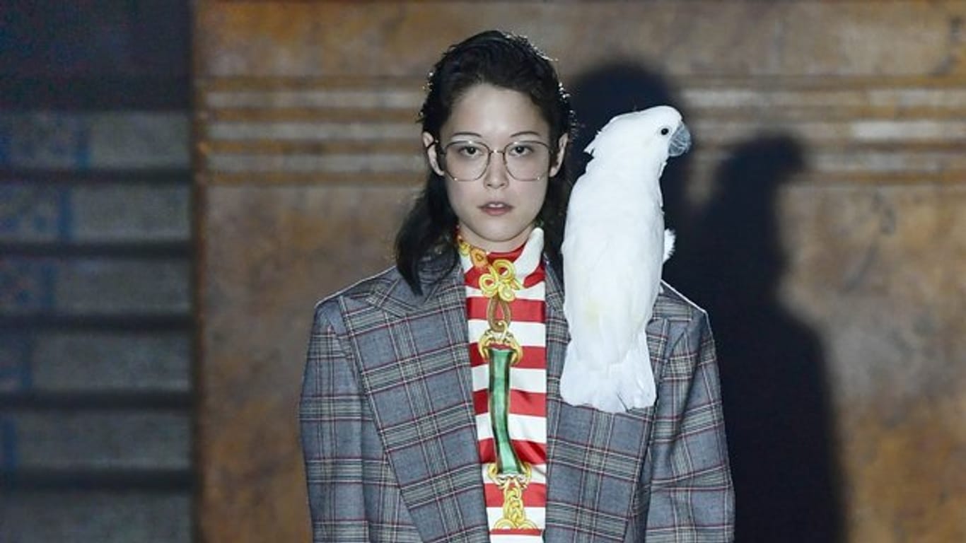 Kreation mit Papagei: Gucci auf der Pariser Fashion Week.