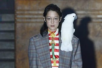 Kreation mit Papagei: Gucci auf der Pariser Fashion Week.