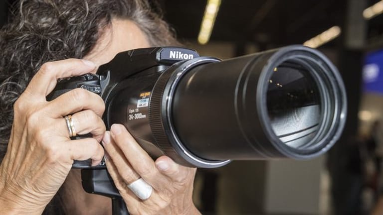 Ganz nah ran: Das soll mit der Nikon Coolpix P1000 und seinem 125-fach vergrößerndem Zoomobjektiv (24-3000mm/f2,8-8) möglich sein.