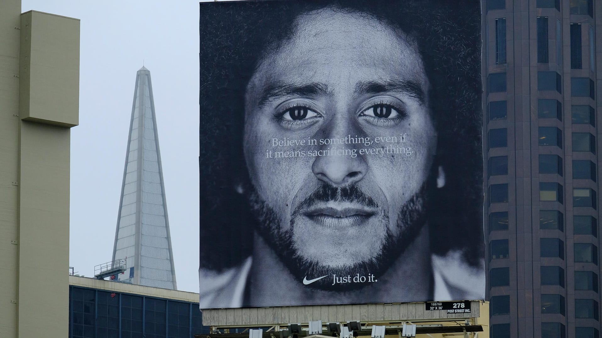 Das Gesicht des ehemaligen NFL-Spielers Colin Kaepernick auf einem Werbeplakat in San Francisco: Der Sportartikelhersteller Nike kaufte sogar einen TV-Werbespot während der Football-Saisoneröffnung.