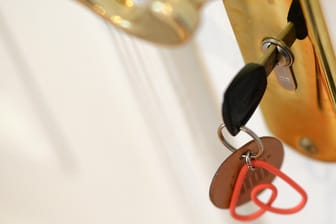 Ein Schlüssel steckt im Schloss einer Airbnb-Ferienwohnung: Der Streit eskalierte aufgrund einer unbezahlten Rechnung in Höhe von etwa 130 Euro.