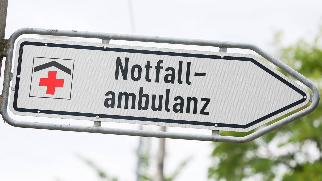 Ein Schild verweist zur Notfallambulanz: Der Streit begann zunächst auf einer Straße vor dem Krankenhaus.