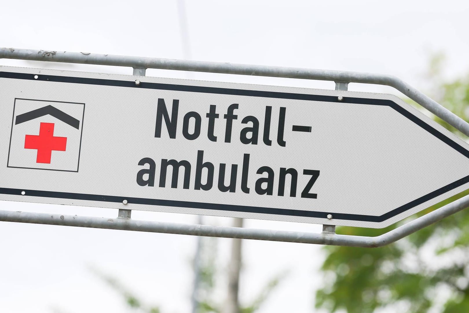 Ein Schild verweist zur Notfallambulanz: Der Streit begann zunächst auf einer Straße vor dem Krankenhaus.