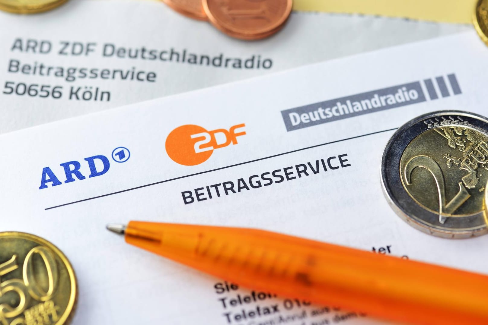 Rundfunkgebühren: Nach der Neureglung des Rundfunkbeitrags im Jahr 2013 haben sich zahlreiche Beitragszahler beschwert. Nun wird dieser einer Prüfung unterzogen.