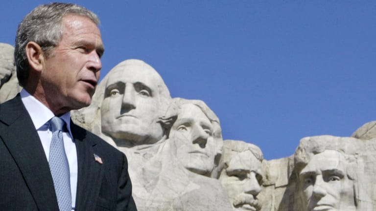 George W. Bush vor Mount Rushmore: Der 43. weiße Präsident in Folge, vor steinernen Abbildern der weißen US-Präsidenten George Washington, Thomas Jefferson, Teddy Roosevelt und Abraham Lincoln.