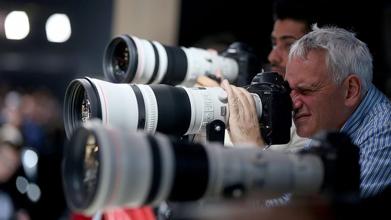 Messebesucher testen Teleobjektive von dem japanischen Unternehmen Canon: Die weltgrößte Fotomesse Photokina findet bis zum 29. September 2018 in Köln statt.