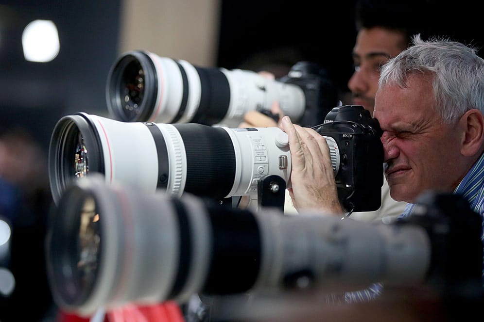 Messebesucher testen Teleobjektive von dem japanischen Unternehmen Canon: Die weltgrößte Fotomesse Photokina findet bis zum 29. September 2018 in Köln statt.