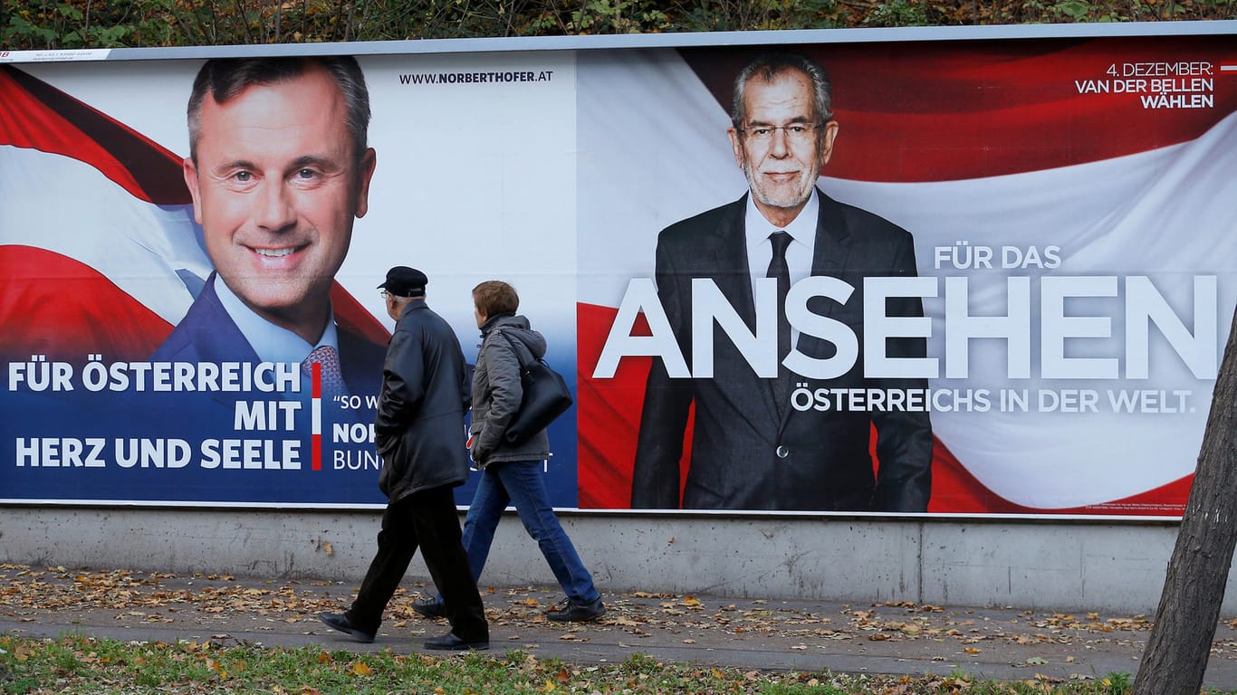 Wahlplakate von Norbert Hofer (FPÖ, l.) und Alexander van der Bellen in Wien: Die österreichische Präsidentschaftswahl 2016 zeigte die neue Konfliktlinie besonders deutlich.