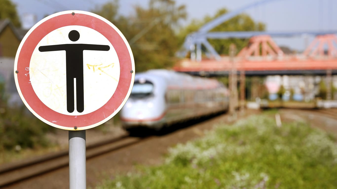 Verkehr in NRW: Ein Zug der Bahn fährt unter der Thyssenbrücke bei Mülheim entlang. (Symbolfoto)