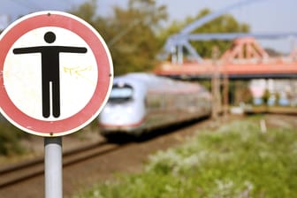 Verkehr in NRW: Ein Zug der Bahn fährt unter der Thyssenbrücke bei Mülheim entlang. (Symbolfoto)