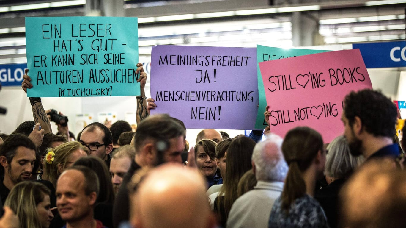 Proteste auf der Frankfurter Buchmesse 2017: Im vergangenen Jahr kam es bei einer Lesung mit Thüringens AfD-Landeschef Björn Höcke zu Protesten gegen rechte Verlage.