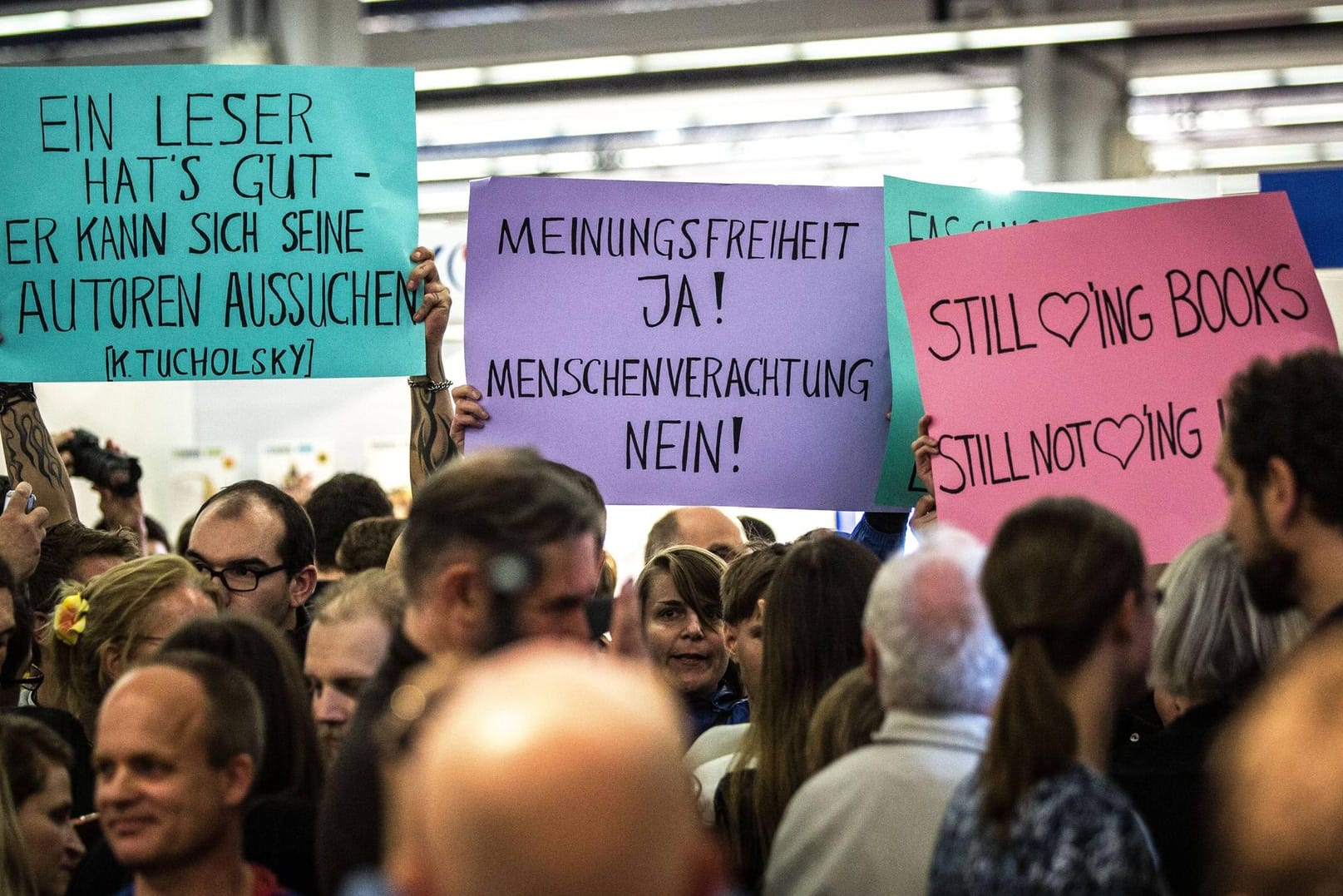 Proteste auf der Frankfurter Buchmesse 2017: Im vergangenen Jahr kam es bei einer Lesung mit Thüringens AfD-Landeschef Björn Höcke zu Protesten gegen rechte Verlage.