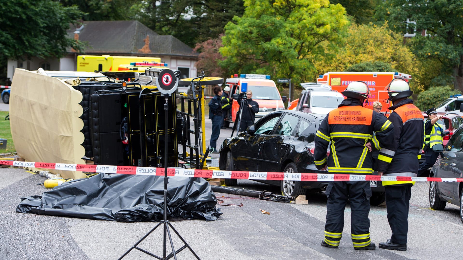 Die umgestürzte Kutsche in Hamburg: Einsatzkräfte der Feuerwehr sichern den Unfallort. Die umgestürzte Kutsche in Hamburg: Einsatzkräfte der Feuerwehr sichern den Unfallort.