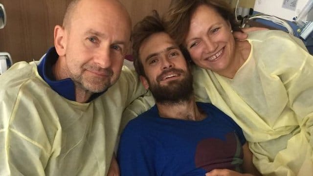 Pussy Riot Aktivist Pjotr Wersilow (M) und seine Eltern in seinem Krankenzimmer in der Berliner Charité. Pussy Riot Aktivist Pjotr Wersilow (M) und seine Eltern in seinem Krankenzimmer in der Berliner Charité.