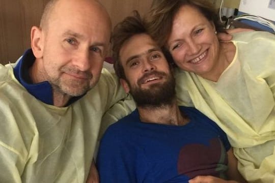 Pussy Riot Aktivist Pjotr Wersilow (M) und seine Eltern in seinem Krankenzimmer in der Berliner Charité.