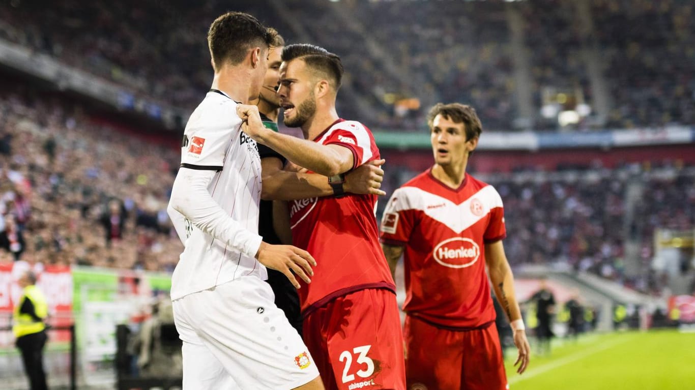 Leverkusens Kai Havertz (l.) gerät mit Niko Gießelmann aneinander: Ihr Wortgefecht löste eine heftige Rudelbildung aus.