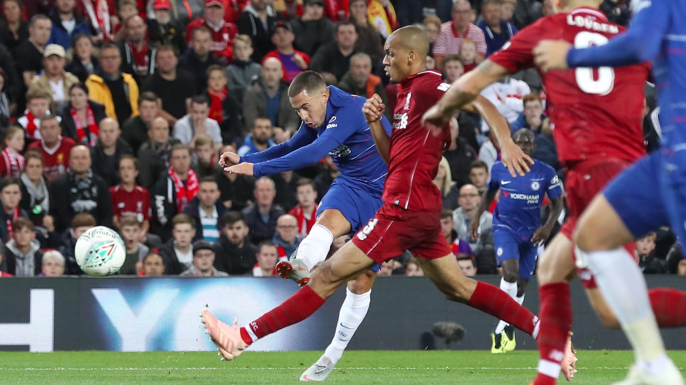 FC Liverpool - FC Chelsea: Chelseas Eden Hazard erzielt einen Treffer zum 2:1.
