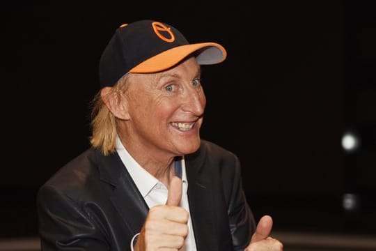 Otto Waalkes wird für seine brillante Comedy, die Millionen begeistert, ausgezeichnet.