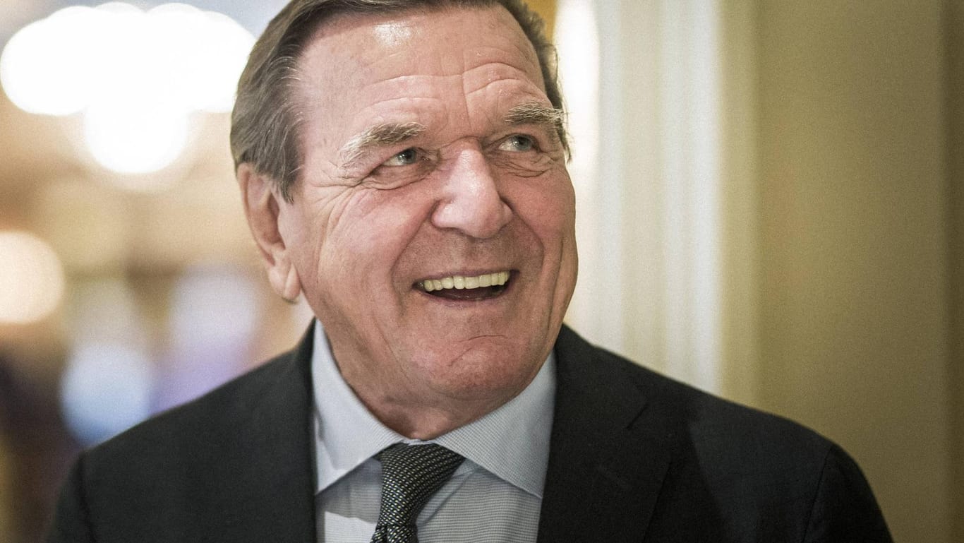 Gerhard Schröder in Berlin: Der Altkanzler erhält auf Staatskosten unter anderem mehrere Fahrer gestellt.