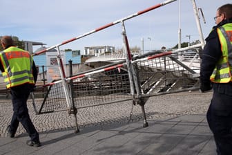 Berliner Polizisten mit Absperrgitter vor dem Bundeskanzleramt: Am Samstag fliegt der türkische Präsident weiter nach Köln.