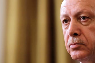 Recep Tayyip Erdogan: Während Erdogan Deutschland besucht, geht in der Türkei die Jagd auf das Gülen-Netzwerk weiter.