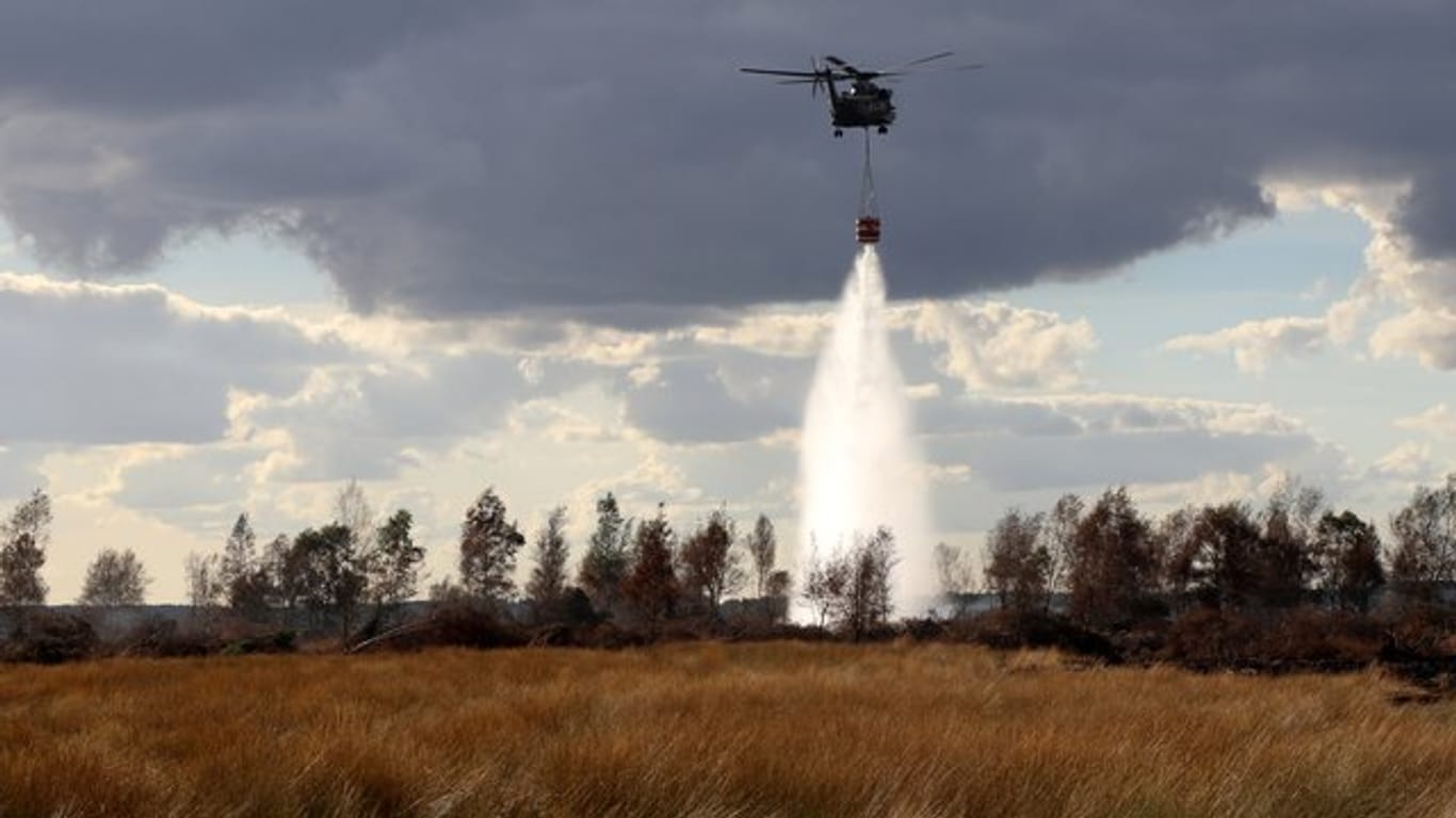 Ein Hubschrauber der Bundeswehr löscht Glutnester des Moorbrandes: Rund 1600 Einsatzkräfte bekämpften das Feuer.