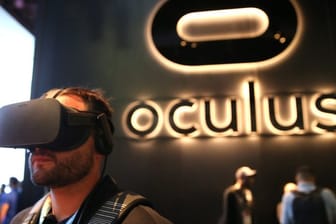 Facebook bringt eine VR-Brille ganz ohne Kabel auf den Markt.
